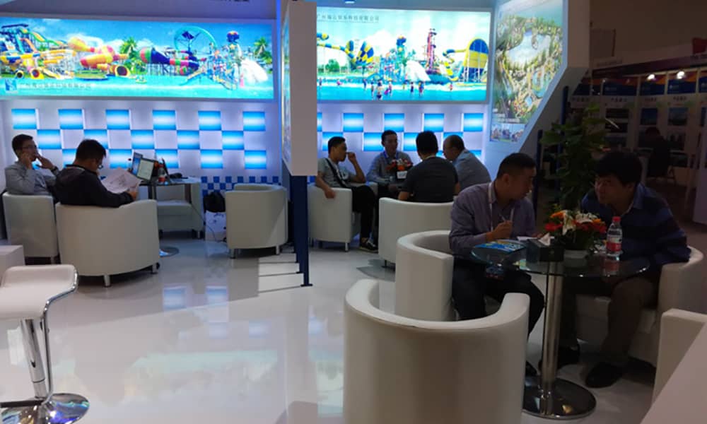 客户与公司营销人员在深入交流 客户与公司营销人员在深入交流