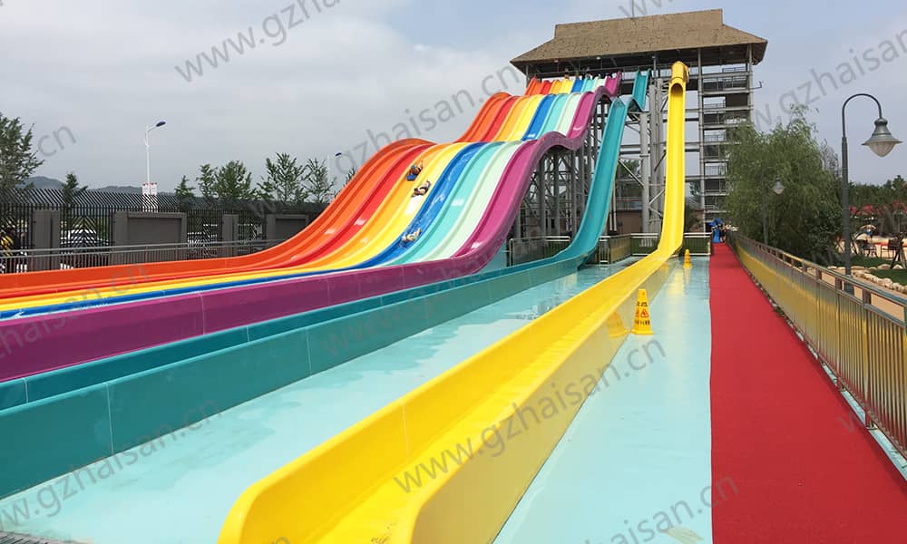 辽宁丹东金汤水世界竞赛滑道侧面 辽宁丹东金汤水世界竞赛滑道侧面